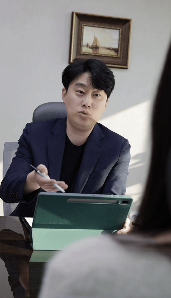 소속사대표갑질폭행처벌 이승우변호사가 상담하는 모습