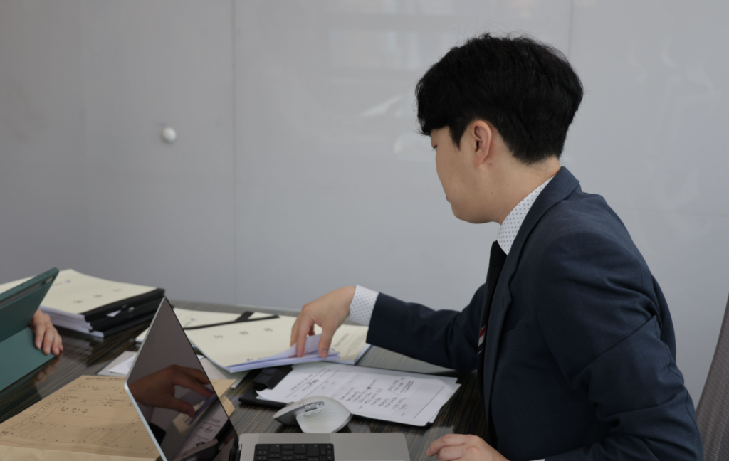 성관계영상유포처벌 전문 이승우변호사가 의뢰인과 이야기 나누는 모습