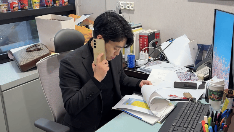 방송출연료미지급소송방법 의뢰인과 통화하는 모습