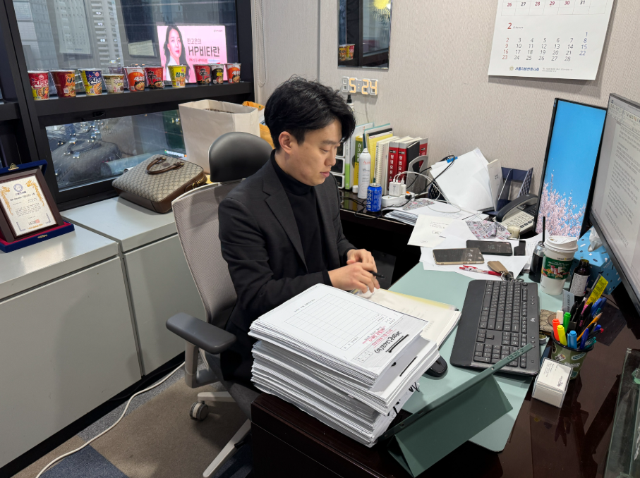 연락횟수로 통매음 고소가 되나요 전문 변호사 이승우가 일 하는 모습