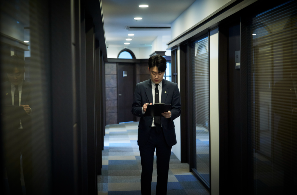 허위사실유포전문변호사, 이승우변호사가 의뢰인 사건을 체크하는 모습
