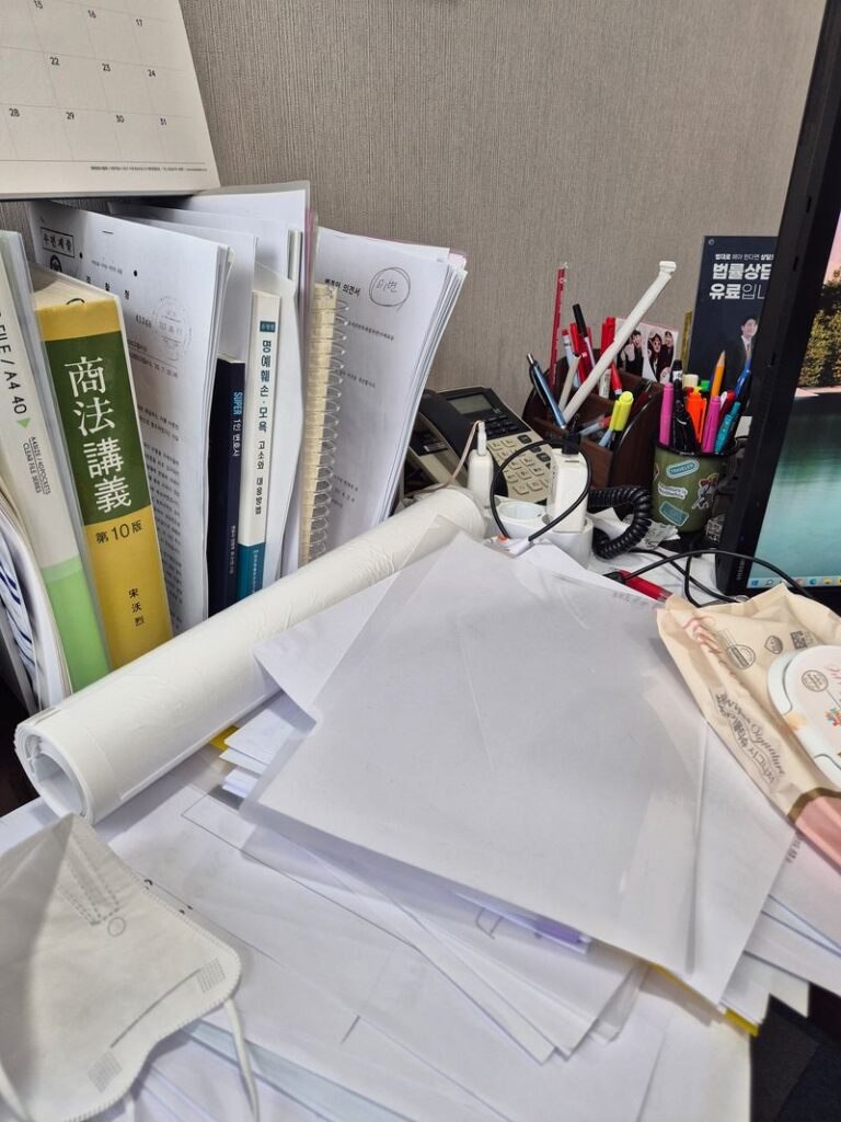 의제강간죄집행유예감형 책상 위