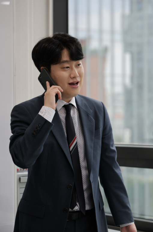 촉법소년성범죄저질렀을때처벌 전문변호사가 의뢰인과 통화하는 모습